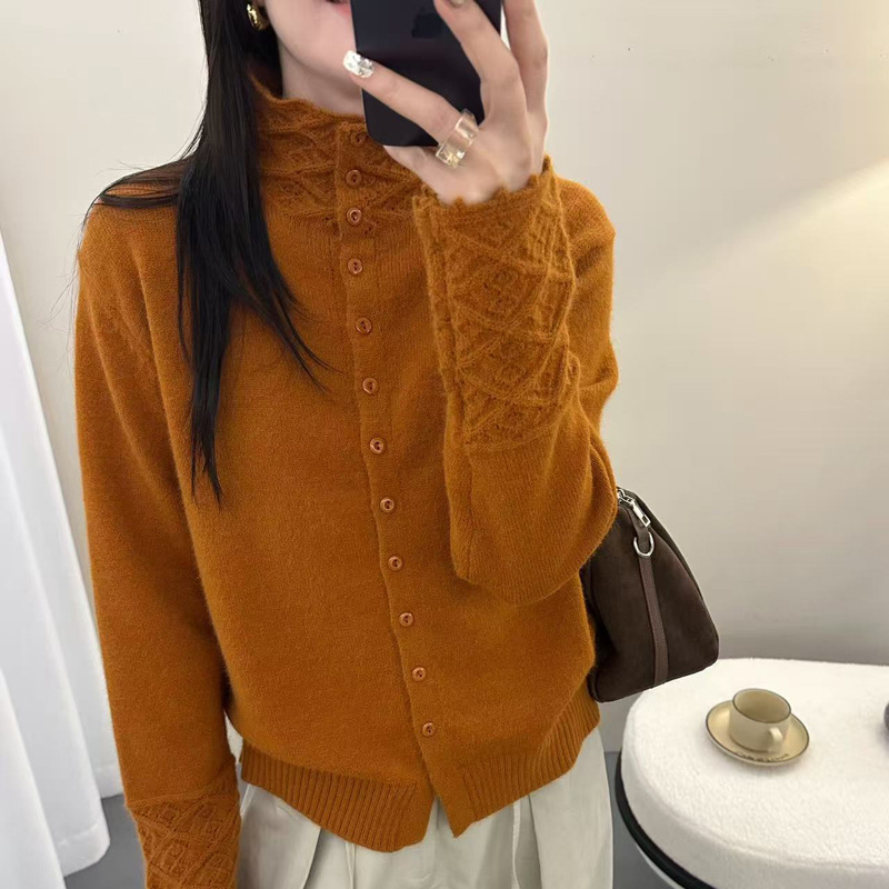 Dámsky cardigan s polovične vysokým golierom, hrubý akrylový úplet, geometrický vzor, dĺžka 50–65 cm