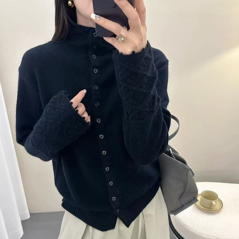 Dámsky cardigan s polovične vysokým golierom, hrubý akrylový úplet, geometrický vzor, dĺžka 50–65 cm