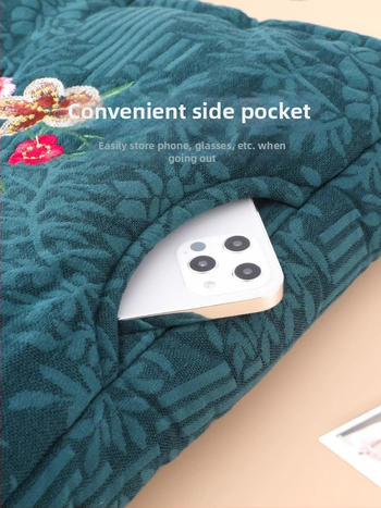 Jachetă de iarnă cu umplutură din bumbac pentru femei în vârstă; guler înalt; model plante și flori; umplutură poliester-bumbac; lungime medie 50–65 cm