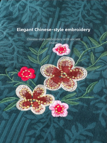 Jachetă de iarnă cu umplutură din bumbac pentru femei în vârstă; guler înalt; model plante și flori; umplutură poliester-bumbac; lungime medie 50–65 cm