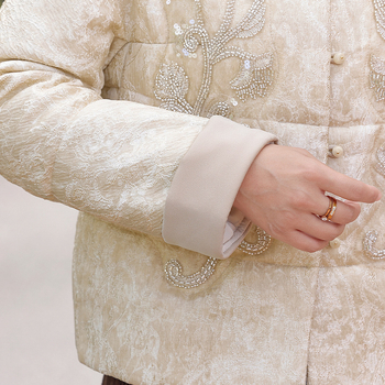 Jachetă scurtă de iarnă pentru femei, material principal poliester 95%+, umplutură din imitatie de mătase-cotton, glugă, model abstract, lungime medie 50–65 cm.