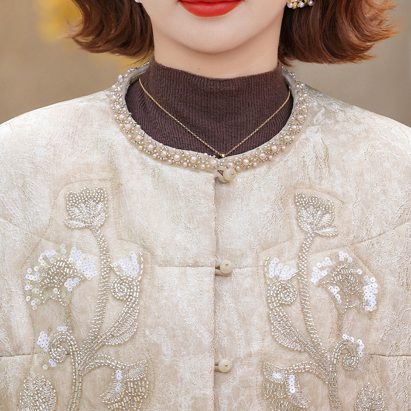 Jachetă scurtă de iarnă pentru femei, material principal poliester 95%+, umplutură din imitatie de mătase-cotton, glugă, model abstract, lungime medie 50–65 cm.