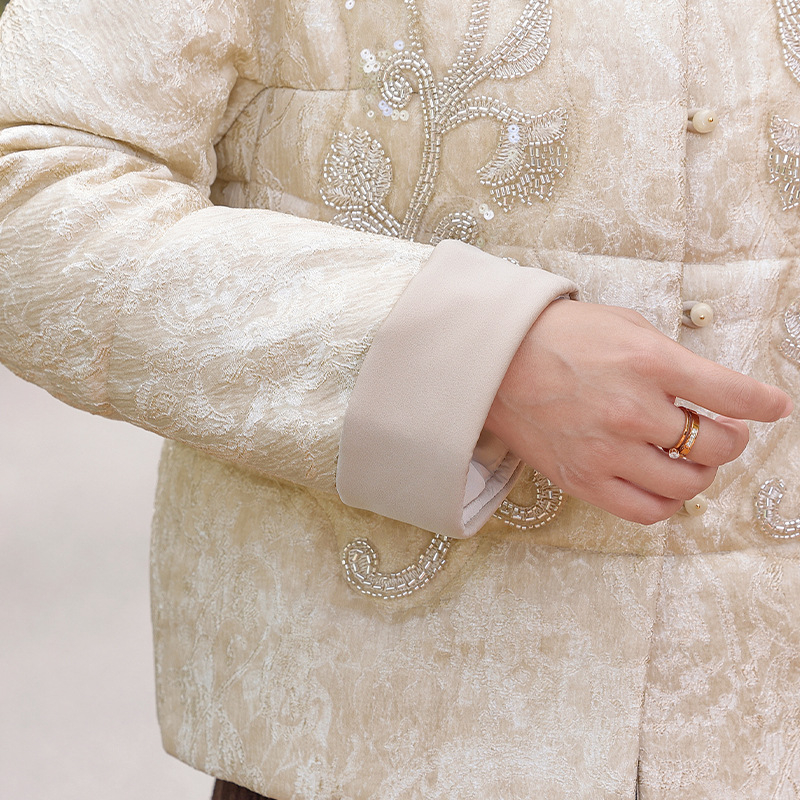 Jachetă scurtă de iarnă pentru femei, material principal poliester 95%+, umplutură din imitatie de mătase-cotton, glugă, model abstract, lungime medie 50–65 cm.