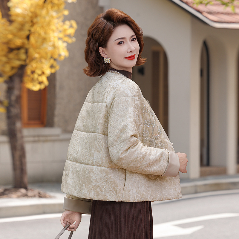 Jachetă scurtă de iarnă pentru femei, material principal poliester 95%+, umplutură din imitatie de mătase-cotton, glugă, model abstract, lungime medie 50–65 cm.