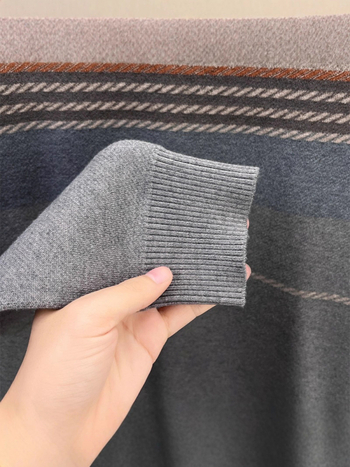 Storas vyriškas megztinis su dryžiniu mezginiu, apvali kaklo iškirptė, jacquard raštas, vilna 76–80% ir medvilnė, žiemai šilta bazinė dalis