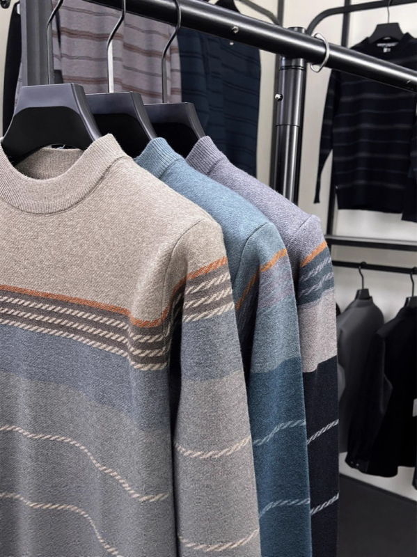 Storas vyriškas megztinis su dryžiniu mezginiu, apvali kaklo iškirptė, jacquard raštas, vilna 76–80% ir medvilnė, žiemai šilta bazinė dalis