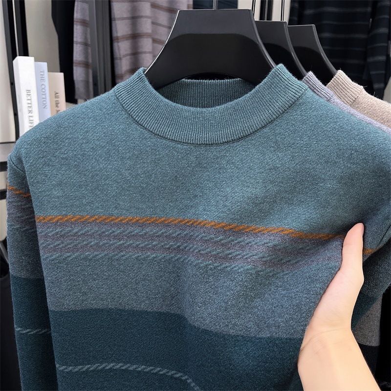 Storas vyriškas megztinis su dryžiniu mezginiu, apvali kaklo iškirptė, jacquard raštas, vilna 76–80% ir medvilnė, žiemai šilta bazinė dalis