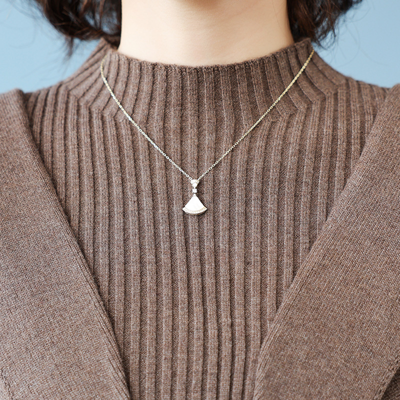 Rochie-pulover din lână pentru femei de vârstă mijlocie și în vârstă, iarna 2025, stil casual occidental.