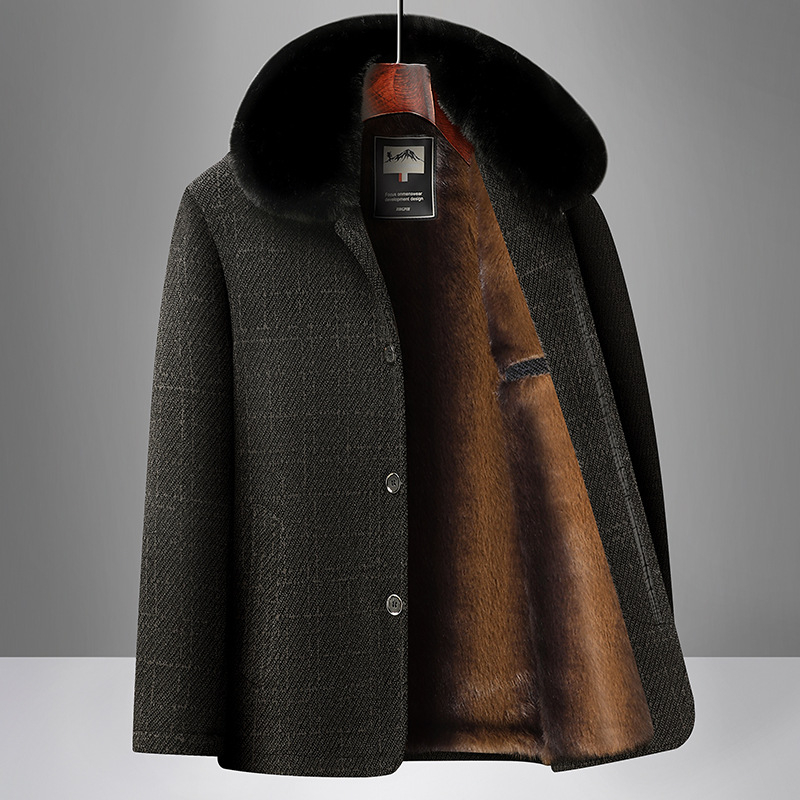 Vyriskas žieminis lauko švarkas su storu poliesterio užpildą 90%, apykaklė su reveru, vienos eilės užsegimas.