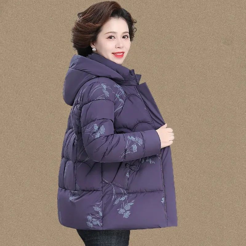 Geacă de iarnă căptușită cu fleece pentru femei în vârstă, caldă și groasă (Țesătură TR; țesătură principală PVC 90–95%; țesătură secundară Alte 30–50%; Stil: retro literar; Primăvara 2025)