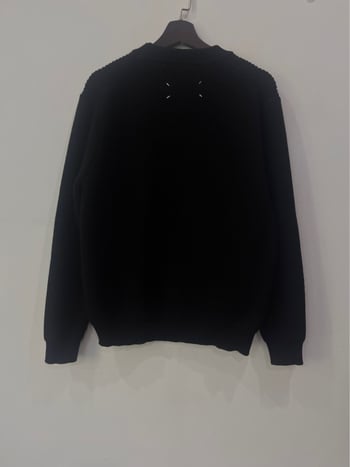 Pulover tricotat din modal, guler rotund, croi lejer, mâneci lungi, tiv ribat