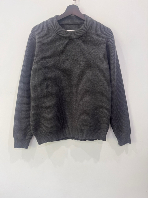 Pulover tricotat din modal, guler rotund, croi lejer, mâneci lungi, tiv ribat