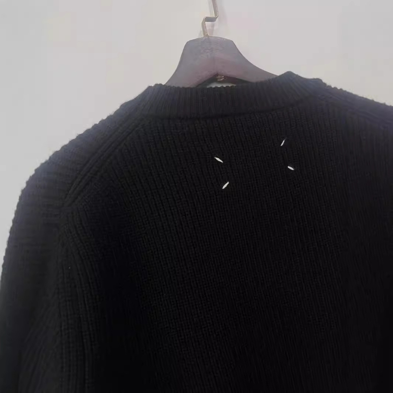 Pulover tricotat din modal, guler rotund, croi lejer, mâneci lungi, tiv ribat