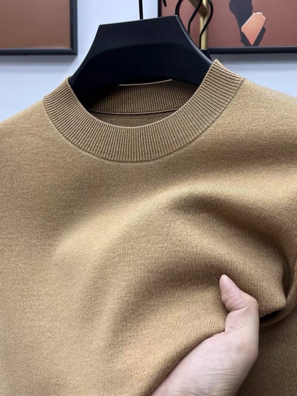 Vyrinis megztinis iš 100% vilnos, galima plauti skalbimo mašinoje, worsted vilna, pusaukštos kaklo linijos, ilgomis rankovėmis, laisvas kirpimas, riubinis apatinis kraštas