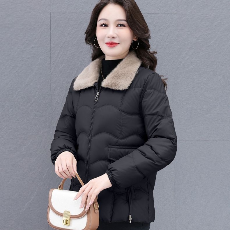 Kokvilnas pildīta jaka ar kažokādas apkakli, pogām un rāvējslēdzēju — audums Tr; PVC līdz 30%; cits audums līdz 50%; literāri retro stils