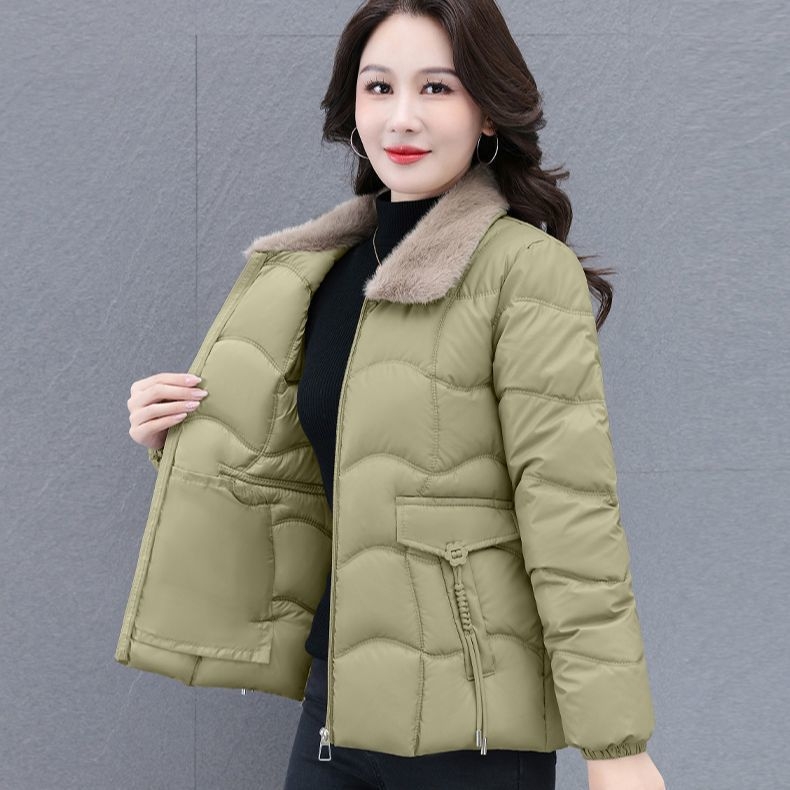 Kokvilnas pildīta jaka ar kažokādas apkakli, pogām un rāvējslēdzēju — audums Tr; PVC līdz 30%; cits audums līdz 50%; literāri retro stils