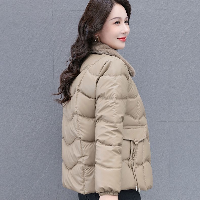 Kokvilnas pildīta jaka ar kažokādas apkakli, pogām un rāvējslēdzēju — audums Tr; PVC līdz 30%; cits audums līdz 50%; literāri retro stils