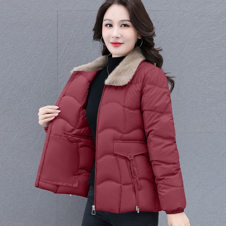 Kokvilnas pildīta jaka ar kažokādas apkakli, pogām un rāvējslēdzēju — audums Tr; PVC līdz 30%; cits audums līdz 50%; literāri retro stils