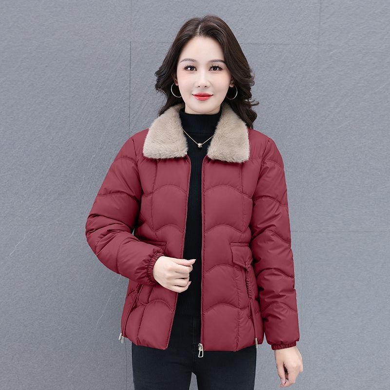 Kokvilnas pildīta jaka ar kažokādas apkakli, pogām un rāvējslēdzēju — audums Tr; PVC līdz 30%; cits audums līdz 50%; literāri retro stils