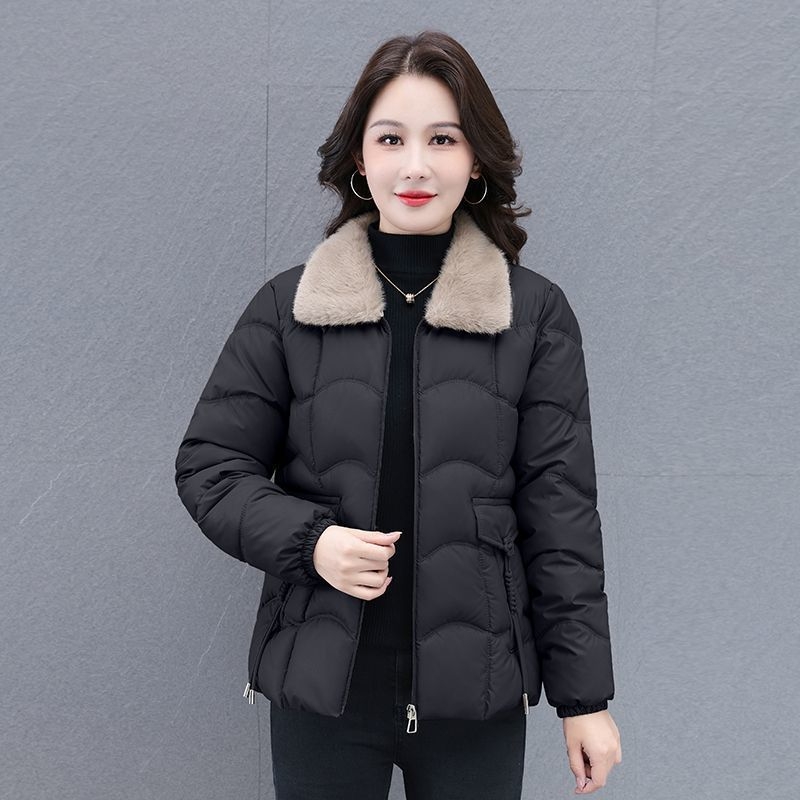 Kokvilnas pildīta jaka ar kažokādas apkakli, pogām un rāvējslēdzēju — audums Tr; PVC līdz 30%; cits audums līdz 50%; literāri retro stils