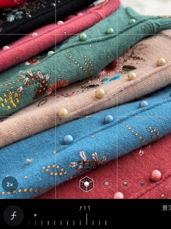 Moteriškas megztinis su siuvinėjimu, gėlių raštas, pusiau kaklo apykaklė, ilgomis rankovėmis, poliesterio-elastano audinys