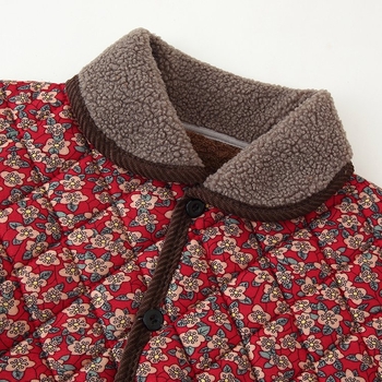 Dāmu kokvilnas pildīta jaka vidējā vecuma un vecākām sievietēm, rudens 2025 izlaidums, garas piedurknes, silts ārējais slānis, poliesters ar spandeksu, krokainas tekstūras virsma