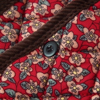 Dāmu kokvilnas pildīta jaka vidējā vecuma un vecākām sievietēm, rudens 2025 izlaidums, garas piedurknes, silts ārējais slānis, poliesters ar spandeksu, krokainas tekstūras virsma