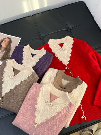 Moterų kiniško stiliaus megztinis su velvetiniu audiniu, imitacija dviejų dalių komplekto, apykaklė cheongsam, augalų ir gėlių raštas; audinys: akriliniai pluoštai; pagrindinis sudėtis <=30%; spandeks <=30%.