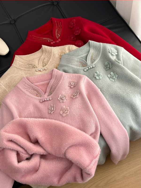 Moterų kiniško stiliaus megztinis su velvetiniu audiniu, imitacija dviejų dalių komplekto, apykaklė cheongsam, augalų ir gėlių raštas; audinys: akriliniai pluoštai; pagrindinis sudėtis <=30%; spandeks <=30%.