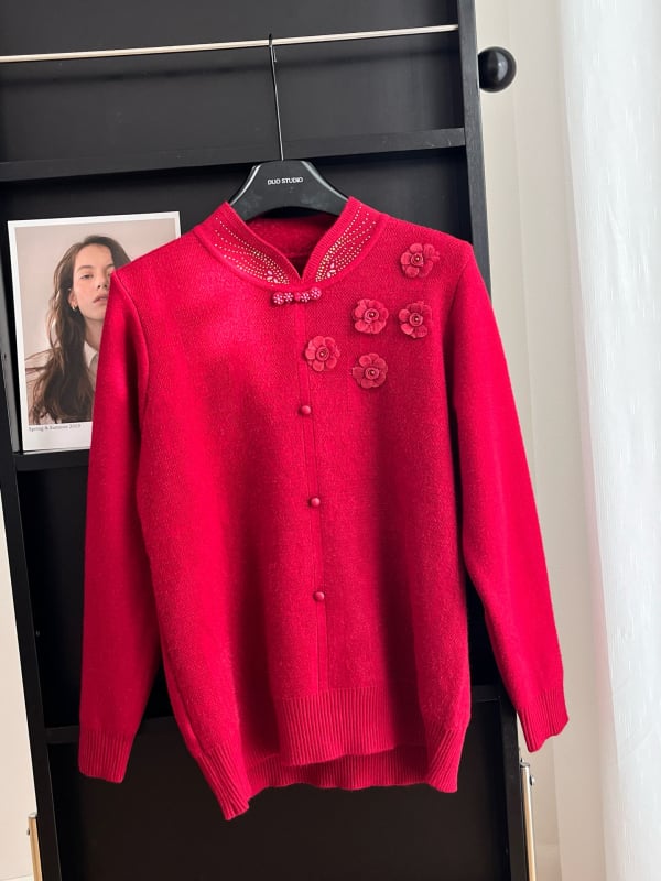 Moterų kiniško stiliaus megztinis su velvetiniu audiniu, imitacija dviejų dalių komplekto, apykaklė cheongsam, augalų ir gėlių raštas; audinys: akriliniai pluoštai; pagrindinis sudėtis <=30%; spandeks <=30%.