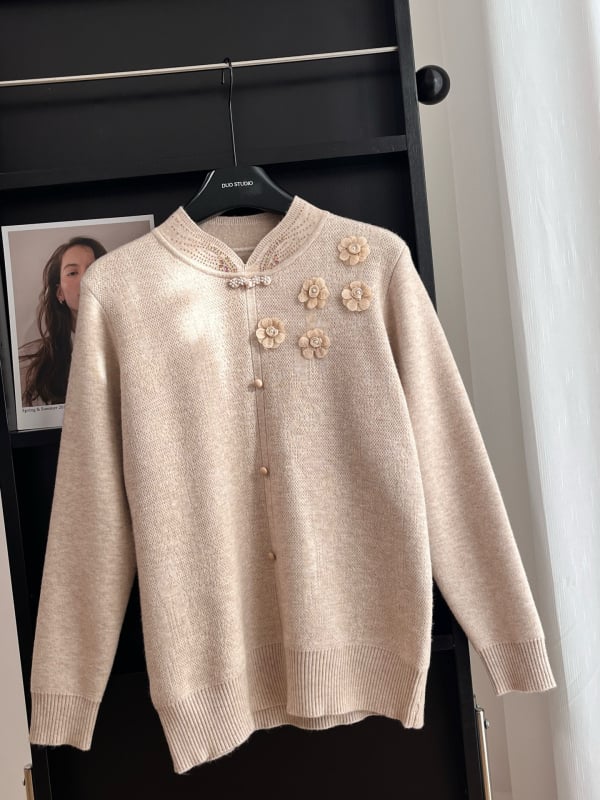 Moterų kiniško stiliaus megztinis su velvetiniu audiniu, imitacija dviejų dalių komplekto, apykaklė cheongsam, augalų ir gėlių raštas; audinys: akriliniai pluoštai; pagrindinis sudėtis <=30%; spandeks <=30%.