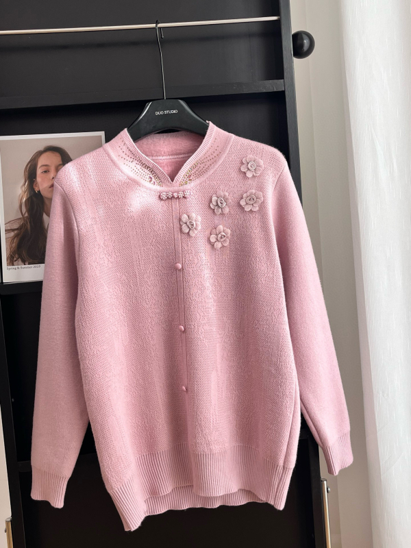 Moterų kiniško stiliaus megztinis su velvetiniu audiniu, imitacija dviejų dalių komplekto, apykaklė cheongsam, augalų ir gėlių raštas; audinys: akriliniai pluoštai; pagrindinis sudėtis <=30%; spandeks <=30%.