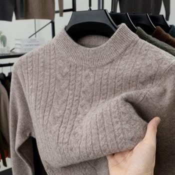 Vyrinis megztinis iš 100% vilnos, stambus megztas twist raštas, pusaukštė kaklo linija, laisvas siluetas, žiemai