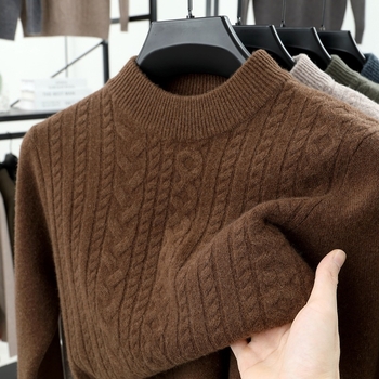 Vyrinis megztinis iš 100% vilnos, stambus megztas twist raštas, pusaukštė kaklo linija, laisvas siluetas, žiemai