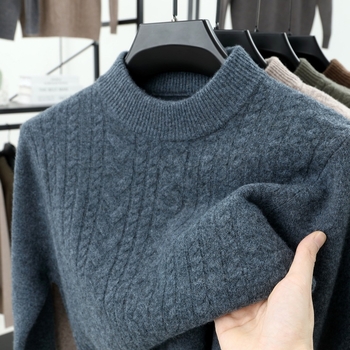 Vyrinis megztinis iš 100% vilnos, stambus megztas twist raštas, pusaukštė kaklo linija, laisvas siluetas, žiemai