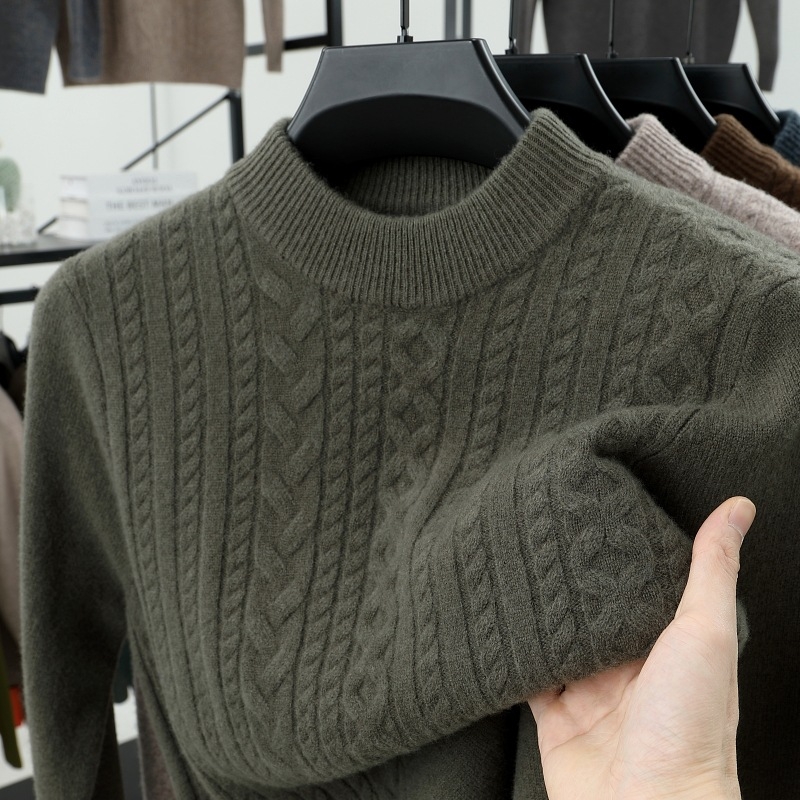 Vyrinis megztinis iš 100% vilnos, stambus megztas twist raštas, pusaukštė kaklo linija, laisvas siluetas, žiemai