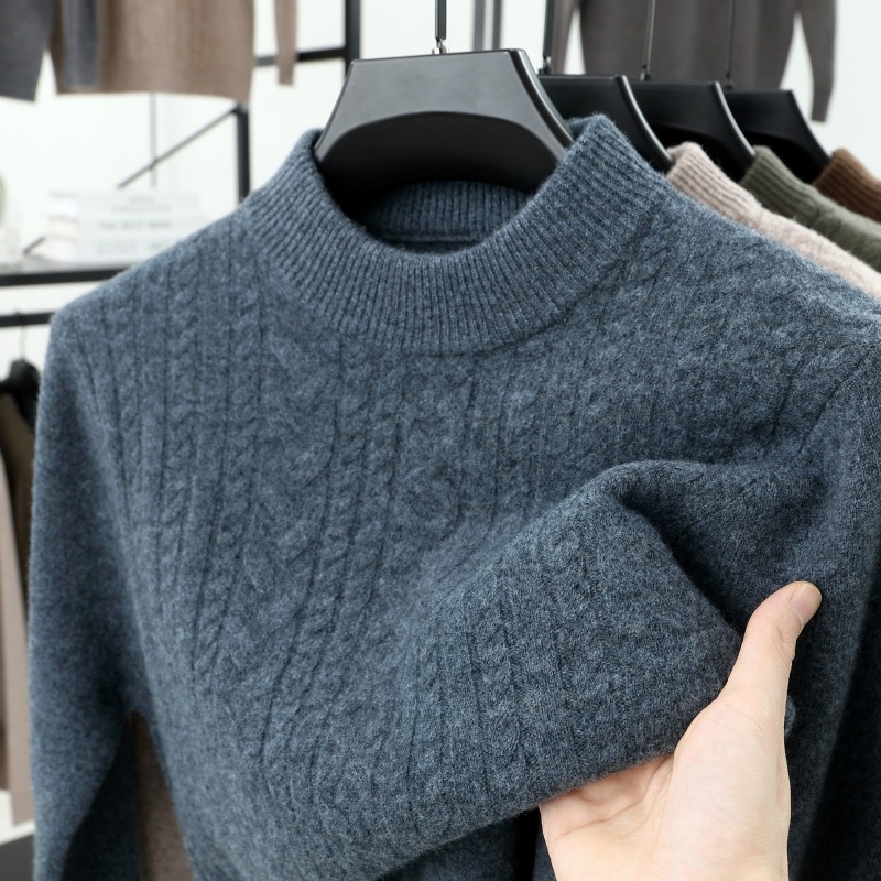 Vyrinis megztinis iš 100% vilnos, stambus megztas twist raštas, pusaukštė kaklo linija, laisvas siluetas, žiemai