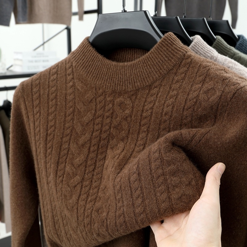 Vyrinis megztinis iš 100% vilnos, stambus megztas twist raštas, pusaukštė kaklo linija, laisvas siluetas, žiemai