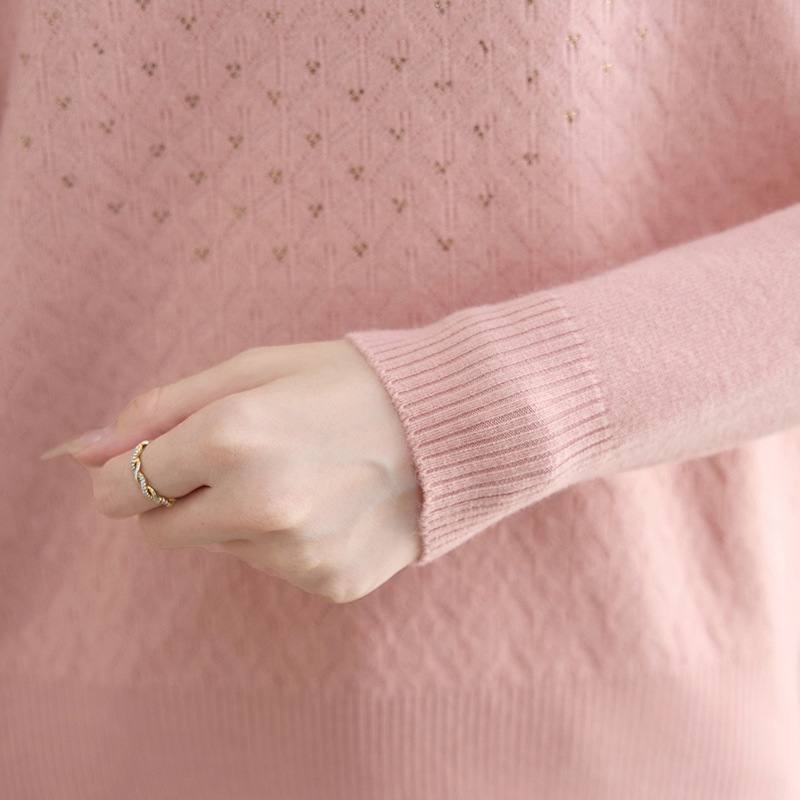 Elegantiškas moterų megztinis su revero apykakle ir gobtuvu, siauras kirpimas, ilgos rankovės, poliesterio daugiau nei 95%, ruduo 2025