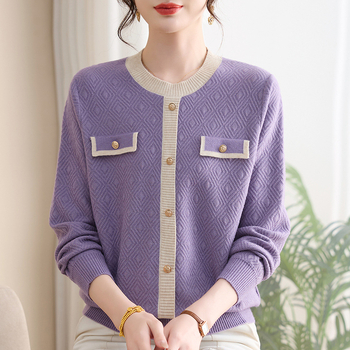 Megztinis viršus su gobtuvu, klasikinis šiks stilius; poliesteris su 50–70% elastano; ilgos rankovės, apvalus kaklo iškirpimas; su mygtukais