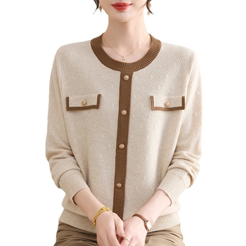 Megztinis viršus su gobtuvu, klasikinis šiks stilius; poliesteris su 50–70% elastano; ilgos rankovės, apvalus kaklo iškirpimas; su mygtukais