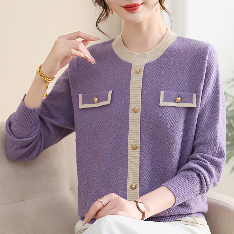 Megztinis viršus su gobtuvu, klasikinis šiks stilius; poliesteris su 50–70% elastano; ilgos rankovės, apvalus kaklo iškirpimas; su mygtukais