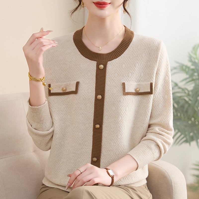 Megztinis viršus su gobtuvu, klasikinis šiks stilius; poliesteris su 50–70% elastano; ilgos rankovės, apvalus kaklo iškirpimas; su mygtukais