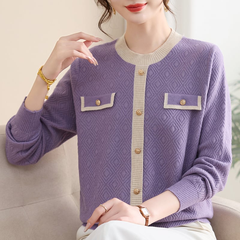 Megztinis viršus su gobtuvu, klasikinis šiks stilius; poliesteris su 50–70% elastano; ilgos rankovės, apvalus kaklo iškirpimas; su mygtukais