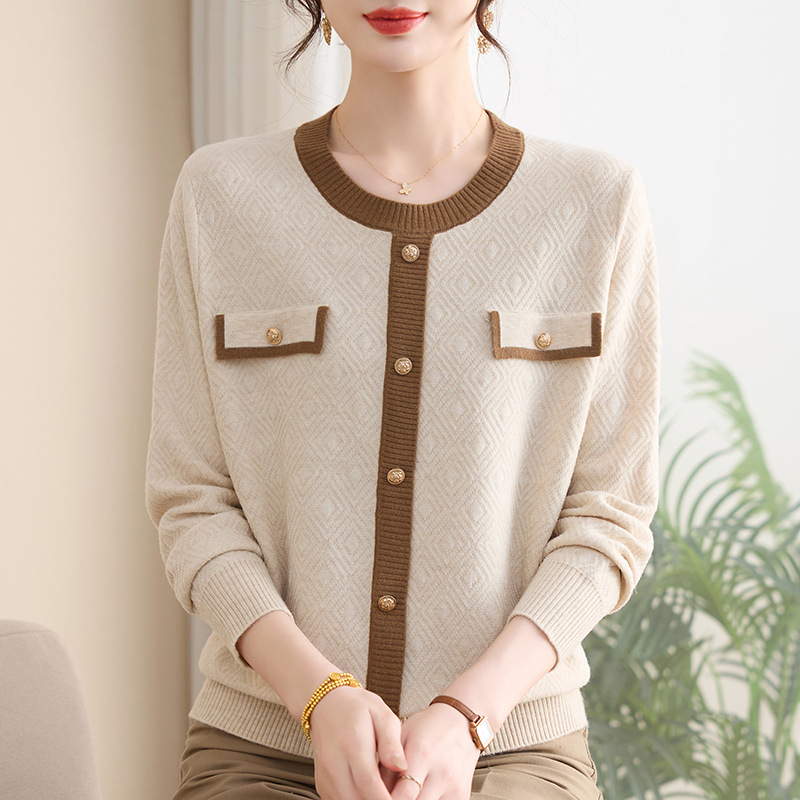 Megztinis viršus su gobtuvu, klasikinis šiks stilius; poliesteris su 50–70% elastano; ilgos rankovės, apvalus kaklo iškirpimas; su mygtukais