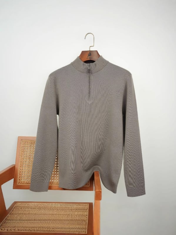 Vyriškas megztinis iš 100% vilnos, su pusaukštu kaklu, užtrauktuku, skalbiamas mašinoje