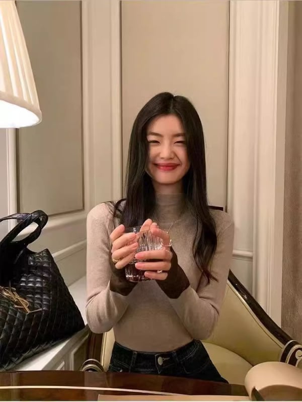 Pulover tricotat din viscose, model color-block, croială slim, guler semi-înalt, mâneci lungi