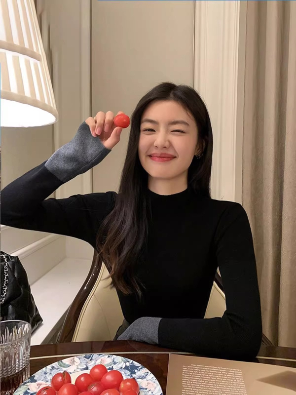 Pulover tricotat din viscose, model color-block, croială slim, guler semi-înalt, mâneci lungi