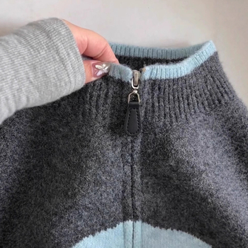 Cardigan tricotat cu fermoar, stil coreean, culoare contrastantă, guler rotund, mâneci lungi.