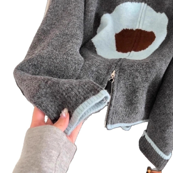 Cardigan tricotat cu fermoar, stil coreean, culoare contrastantă, guler rotund, mâneci lungi.